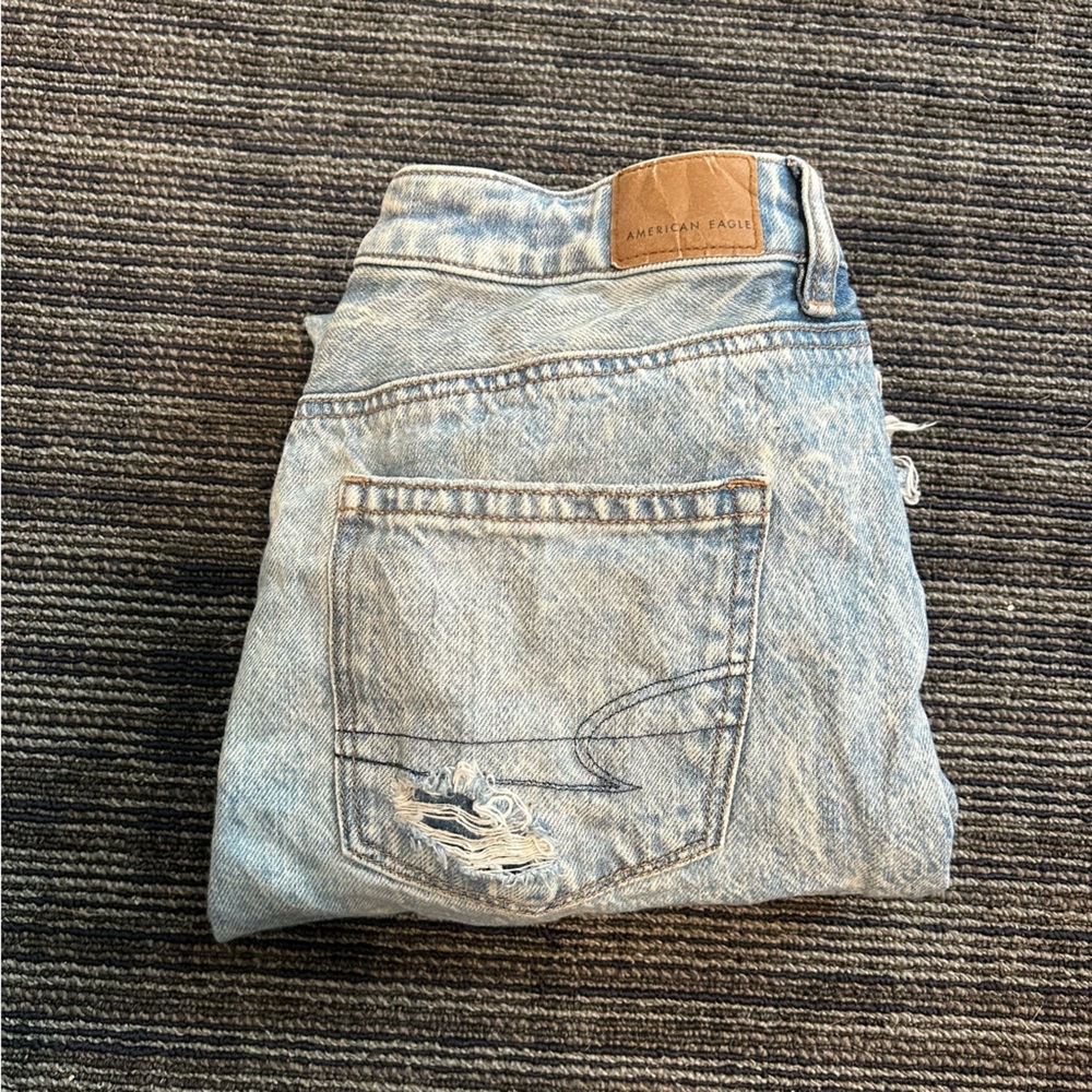 American Eagle Ripped Mom Jean 🦅